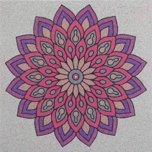 Mandala homokkép csomag részlet színes homokkal készült műalkotással.