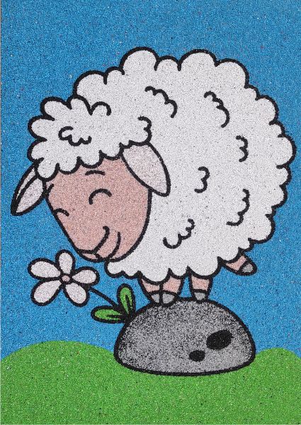 Bárány a kövön homokkép gyermek kézműves készlet, fehér bárány kő tetején, kék háttér.