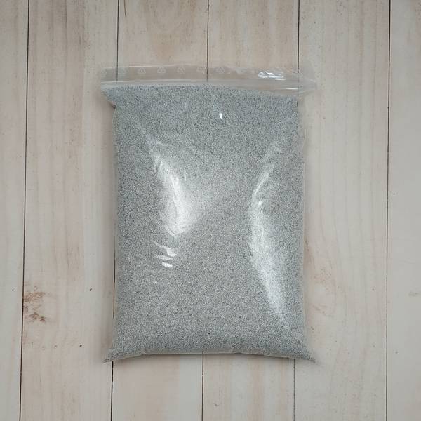Dekorhomok fehér kvarchomok, 0.4-0.8 mm szemcseméretű, 30 g csomagolás.