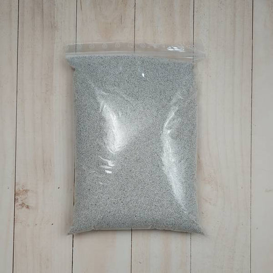 Dekorhomok fehér kvarchomok, 0.4-0.8 mm szemcseméretű, 30 g csomagolás.