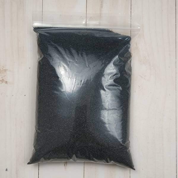 Black decorative quartz sand in a 30g bag, with 0.4-0.8 mm grain size, non-toxic and non-flammable.