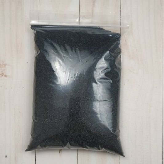 Black decorative quartz sand in a 30g bag, with 0.4-0.8 mm grain size, non-toxic and non-flammable.