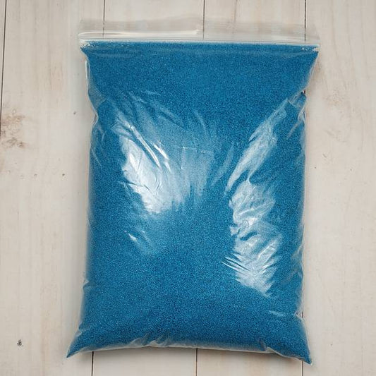 Dekorhomok kék kvarchomok, 30g csomag, szemcseméret 0,4-0,8 mm.