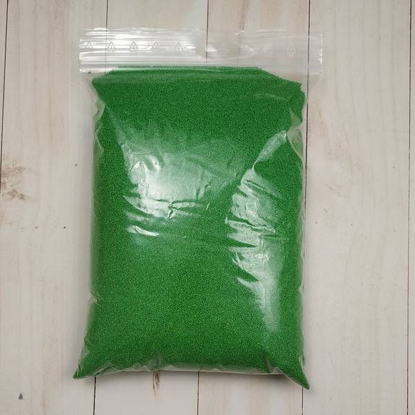 Green decorative sand in a clear bag, size 0.4-0.8 mm, 30 g.