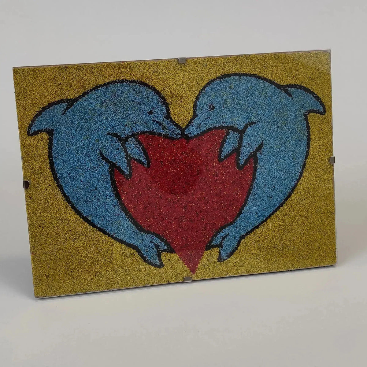 Klipszes képtartó A5 méretű plexi és MDF, arany háttérrel, delfin mintás képpel, fém klipszekkel.