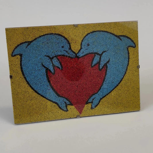 Klipszes képtartó A5 méretű plexi és MDF, arany háttérrel, delfin mintás képpel, fém klipszekkel.