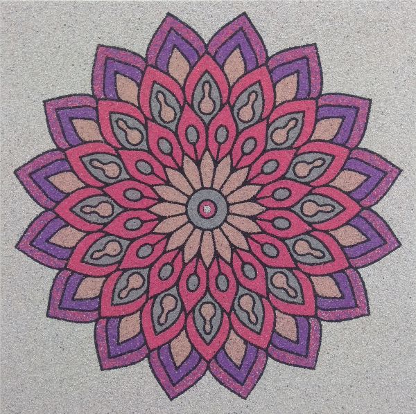 Mandala 1 homokkép with colorful, intricate design on a sandy background.